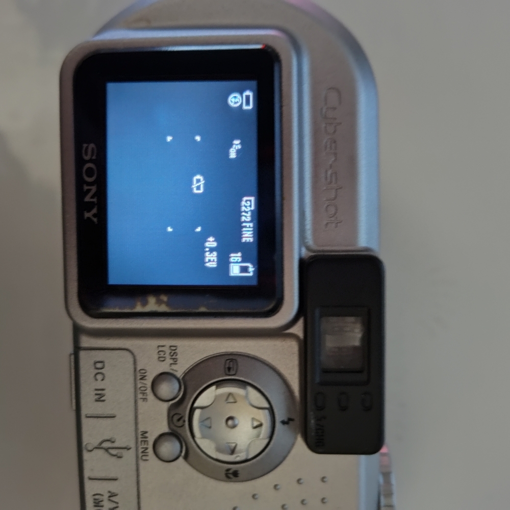 Sony DSC-P9 digital still camera. 4.0 MP - Picture 12 of 12